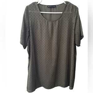 Fashion to Figure brand short sleeved blouse
